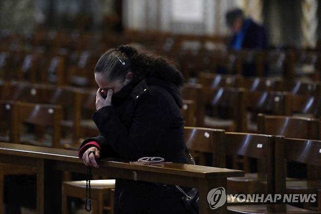 영국 런던 웨스트민스터 대성당에서 기도하는 신도 [EPA=연합뉴스 자료사진. 재판매 및 DB 금지]