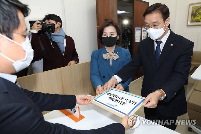 민주당, 이상민 행정안전부 장관 해임건의안 제출 (서울=연합뉴스) 더불어민주당 위성곤 의원(오른쪽)과 이수진 의원이 30일 국회 의안과에 이상민 행정안전부 장관 해임건의안을 제출하고 있다. 2022.11.30 [국회사진기자단] toadboy@yna.co.kr