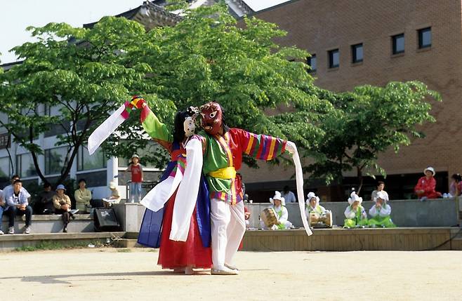 은율탈춤 '새맥시'와 '최괄이'와 어울려 춤을 추는 모습 [국립무형유산원 제공. 재판매 및 DB 금지]