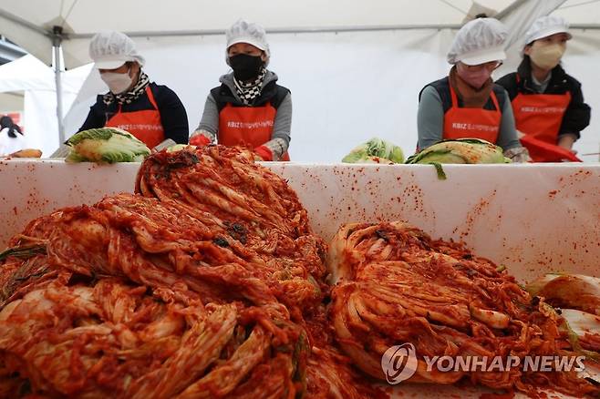 김장김치 나누기 행사에서 김장하는 봉사자들 (서울=연합뉴스) 신현우 기자 = 28일 오전 서울 여의도 중소기업중앙회 앞에서 열린 중소기업사랑나눔재단 주최 사랑의 김장김치 나누기 행사에서 참석자들이 김장을 하고 있다. 2022.11.28 nowwego@yna.co.kr