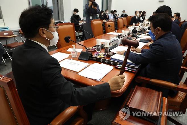 여당 불참 속 예결위 계수조정소위 속개 (서울=연합뉴스) 백승렬 기자 = 28일 오전 국회에서 열린 예산결산특별위원회 예산안등조정소위원회에서 국민의힘 의원들이 불참한 가운데 더불어민주당 의원들이 국무조정실 등 정무위 소관 예산안을 심의하고 있다. 2022.11.28 srbaek@yna.co.kr