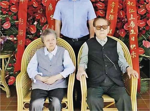 [홍콩 명보 캡처. 재판매 및 DB 금지]
지난달 중국 소셜미디어에 올라온 사진. 장쩌민(오른쪽) 전 중국 국가주석이 부인과 함께 앉아있는 모습 뒤에 시진핑 주석 부부와 리커창 총리 부부가 보낸 축하 화환이 놓여있다. 2022.11.30.