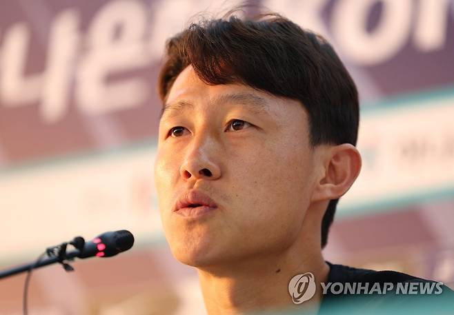 인터뷰하는 이재성 (도하=연합뉴스) 김도훈 기자 = 30일(현지시간) 카타르 도하 알에글라 훈련장에서 2022 카타르 월드컵 조별리그 3차전 포르투갈과의 경기를 앞둔 한국 대표팀 이재성이 훈련 전 언론 인터뷰를 하고 있다. 2022.11.30 superdoo82@yna.co.kr