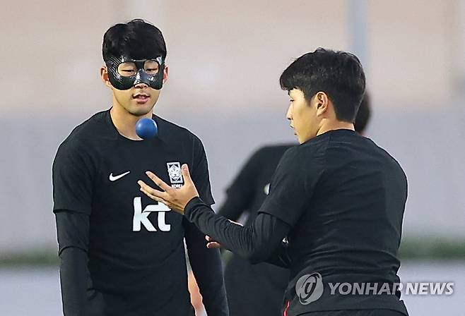 손흥민, 오늘의 훈련 파트너는 이강인 (도하=연합뉴스) 김도훈 기자 = 30일(현지시간) 카타르 도하 알에글라 훈련장에서 2022 카타르 월드컵 조별리그 3차전 포르투갈과의 경기를 앞둔 한국 대표팀 손흥민(왼쪽)과 이강인이 밸런싱 훈련을 하고 있다. 2022.11.30 superdoo82@yna.co.kr