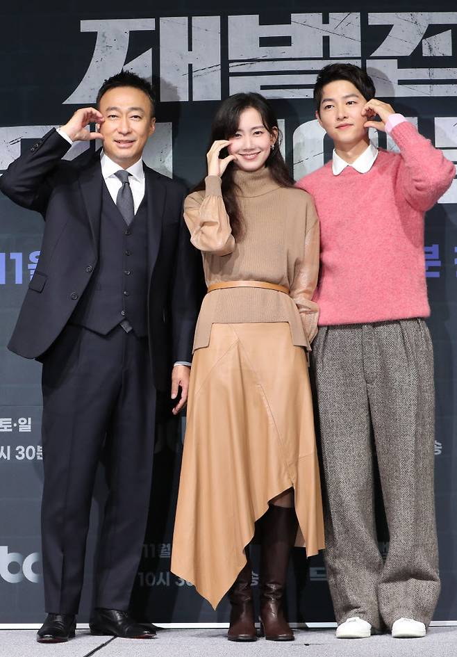 (왼쪽부터)JTBC ‘재벌집 막내아들’ 주연 배우 이성민, 신현빈, 송중기. (사진=뉴스1)