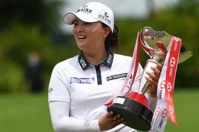 고진영이 3월 싱가포르에서 열린 LPGA 투어 HSBC 위민스 월드 챔피언십에서 우승한 뒤 트로피를 들어 올리고 있다. (사진=AFPBBNews)