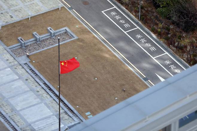 1일 오후 서울 중구 주한 중국대사관에 장쩌민 전 중국 국가주석을 기리는 조기가 게양돼 있다. (사진=뉴스1)