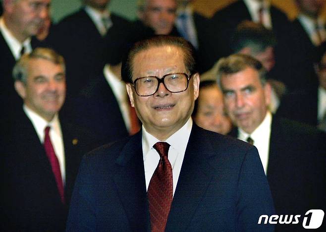 홍콩에서 열린 포춘 글로벌 포럼에 참석한 장쩌민 전 중국 국가주석이 기업 임원들과 회의 중 얼굴에 미소를 띄우고 있다. 2001.05.08 ⓒ 로이터=뉴스1 ⓒ News1 권진영 기자