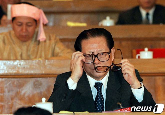 중국 베이징에서 열린 전국인민대표대회에서 장쩌민 전 중국 국가주석이 심기 불편한 표정으로 안경을 바꿔 쓰고 있다. 1997.03.02 ⓒ 로이터=뉴스1 ⓒ News1 권진영 기자