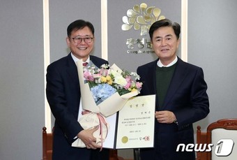 김태흠 충남지사(오른쪽)가 정재근 초대 한국유교문화진흥원장에게 임명장을 수여하고 있다.(충남도 제공)/뉴스1