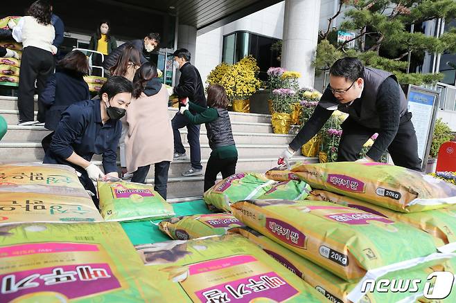 30일 광주 동구청 직원들이 익명의 기부천사로부터 받은 20kg 백미 200포를 옮기고 있다. (광주 동구 제공) 2022.12.1/뉴스1