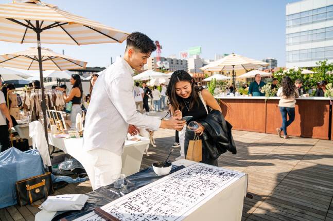 지난 9월 미국 LA에서 열린 한국서예협회 미주지회가 주관하고 삼평장학재단 후원하는 야외 휘호장에서 재미교포 등 현지인들이 참가해 붓을 잡고 있다. 제공 | 삼평장학재단