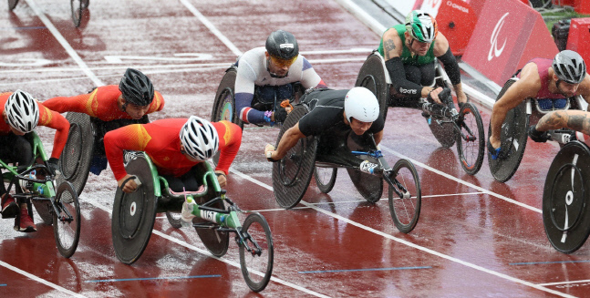 도쿄 패럴림픽대회 남자 육상 마라톤(T53,T54)에 출전한 육상선수들(가운데 흰색헬멧 유병훈). 제공|대한장애인체육회