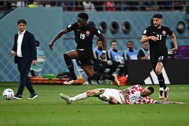 Croatia's midfielder #11 Marcelo Brozovic (bottom) tackles Canada's forward #19 Alphonso Davies (2nd R) during the Qatar 2022 World Cup Group F football match between Croatia and Canada at the Khalifa International Stadium in Doha on November 27, 2022. (Photo by Anne-Christine POUJOULAT / AFP)







<저작권자(c) 연합뉴스, 무단 전재-재배포 금지>