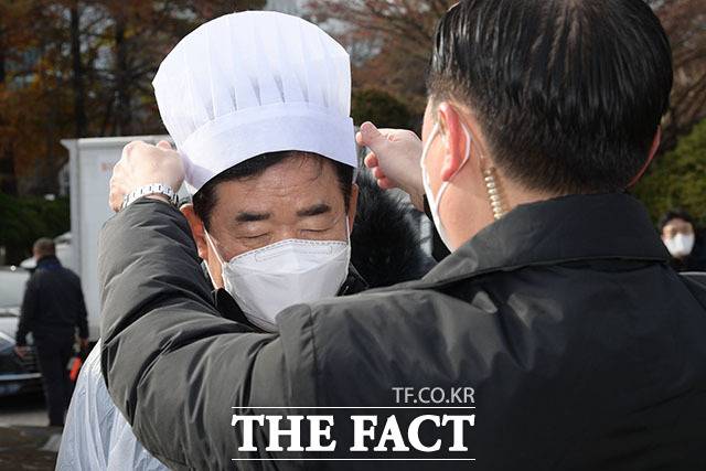 위생모 쓰는 김진표 국회의장.