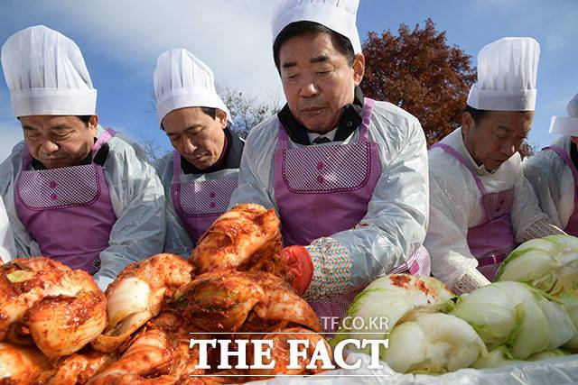 김진표 의장은 이날 김치 담그기 행사 후 예정된 여야 원내대표 회동 참석을 위해 서둘러 김장을 시작한 것.