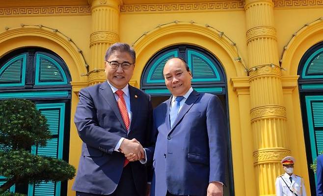박진 외교부 장관(왼쪽)과 응우옌 쑤언 푹 베트남 국가주석 [이미지출처=연합뉴스]