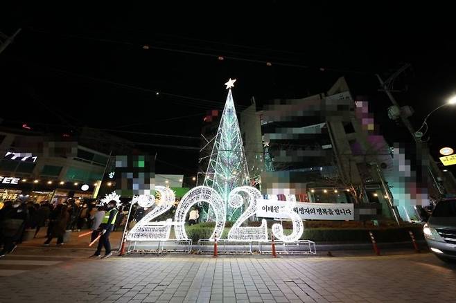 경남 고성군 고성읍 동외광장 일대가 아름다운 크리스마스 빛 조명들로 환하게 밝혀졌다.