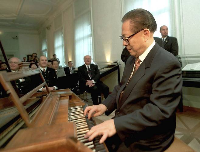 1990년 3월 오스트리아 짤츠부르크 모짜르트 생가를 방문한 장쩌민 주석이 즉석에서 모짜르트의 오리지널 피아노 앞에 앉아 연주하고 있다.장쩌민 전 중국 국가주석은 96세로 30일 별세했다./AP 연합뉴스