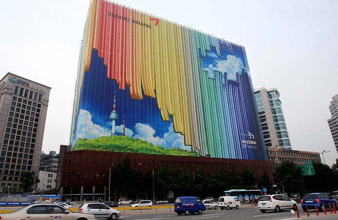 금호아시아나그룹의 대우건설 인수는 지금도 대표적인 '승자의 저주' 사례로 회자된다. 2006년 대우건설을 인수한 금호아시아나는 자금난을 견디지 못하고 3년 만에 재매각했다. 2008년 서울 중구 남대문로 대우빌딩 외벽에 금호아시아나 로고가 새겨져 있다. /오종찬 기자