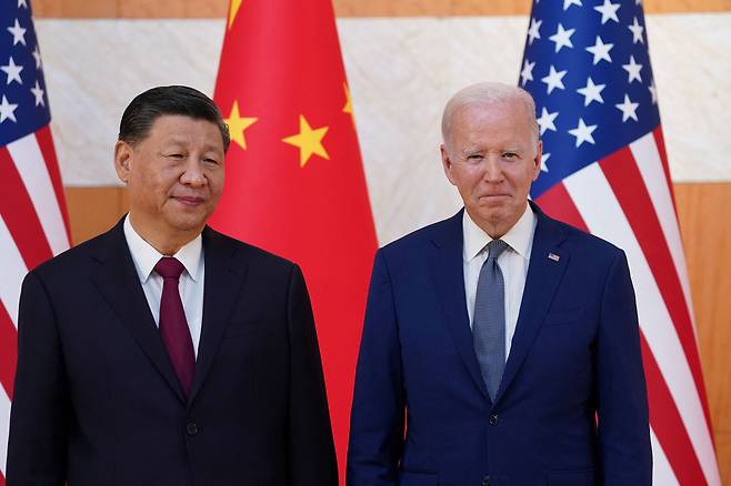 조 바이든 미국 대통령(오른쪽)이 지난 11일 14일(현지시각) 인도네시아 발리에서 열린 주요 20개국(G20) 정상회의에서 시진핑 중국 국가주석을 만나고 있다. /로이터=연합뉴스