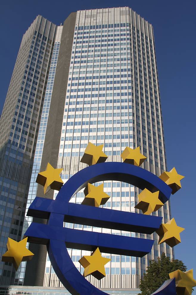 독일 프랑크푸르트에 있는 유럽중앙은행(ECB) 전면의 유로화 조형물 /신화=연합뉴스