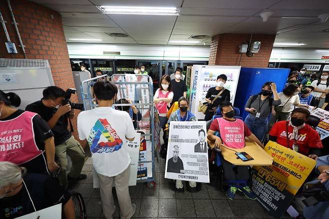 전국장애인차별철폐연대(전장연)가 지난 10월 25일 오전 서울 용산구 삼각지역에서 장애인권리예산 등을 촉구하는 '제41차 출근길 지하철 탑니다' 시위를 하고 있다. ⓒ연합뉴스