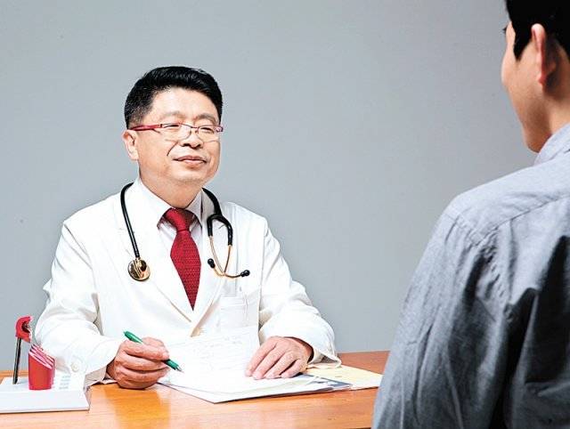 이태규 신경과의원 원장이 미니 뇌중풍(뇌졸중) 의심 환자를 진찰하고 있다. 이태규 신경과의원 제공