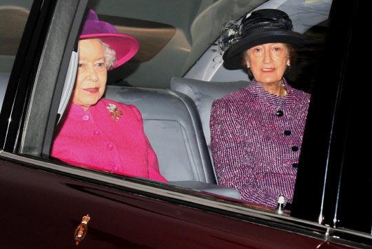 2011년 영국 엘리자베스 2세 여왕과 보좌 수전 허시. [PA/AP=연합뉴스]