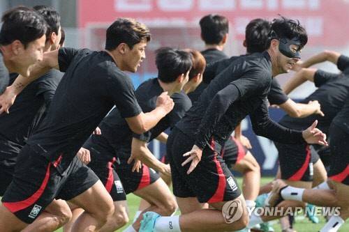 2022 카타르 월드컵 조별리그 3차전 포르투갈과의 경기를 앞둔 축구대표팀의 손흥민, 황희찬 등 선수들이 1일 오전(현지시간) 카타르 도하 알에글라 훈련장에서 훈련하고 있다.  도하=연합뉴스
