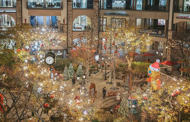 신세계사이먼 시흥 프리미엄 아울렛 센트럴가든에조성된 형형색색의 조명들이 크리스마스 분위기를 자아내고 있다.