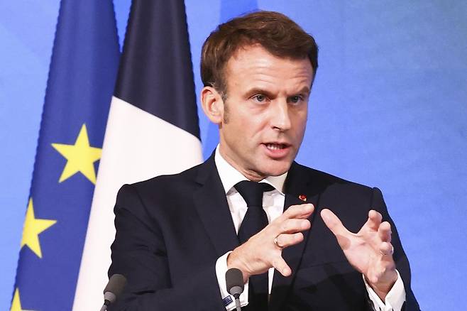 에마뉘엘 마크롱 프랑스 대통령이 지난달 파리 엘리제궁에서 기후에 악영향을 미치는 관련 업계 수장을 만나 연설하고 있다. AP 뉴시스
