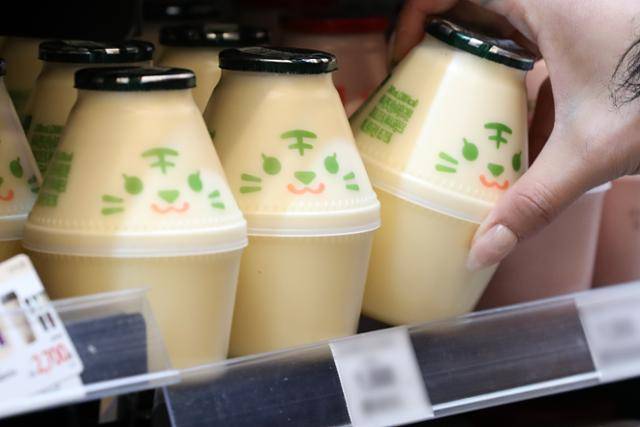 지난 1월 12일 오전 서울 시내 한 편의점에서 고객이 '뚱바'로 불리는 빙그레 바나나맛 우유 '어흥 에디션' 제품을 고르고 있다. 뉴시스