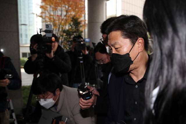 이임재 전 서울 용산경찰서장이 지난달 24일 2차 조사를 받기 위해 서울 마포구 이태원 사고 특별수사본부로 출석하고 있다. 뉴스1