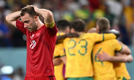 덴마크 주장 에릭센이 카타르 월드컵 조별리그 D조 3차전 호주와의 경기에서 패한 뒤 아쉬워하는 모습. AFP=연합뉴스