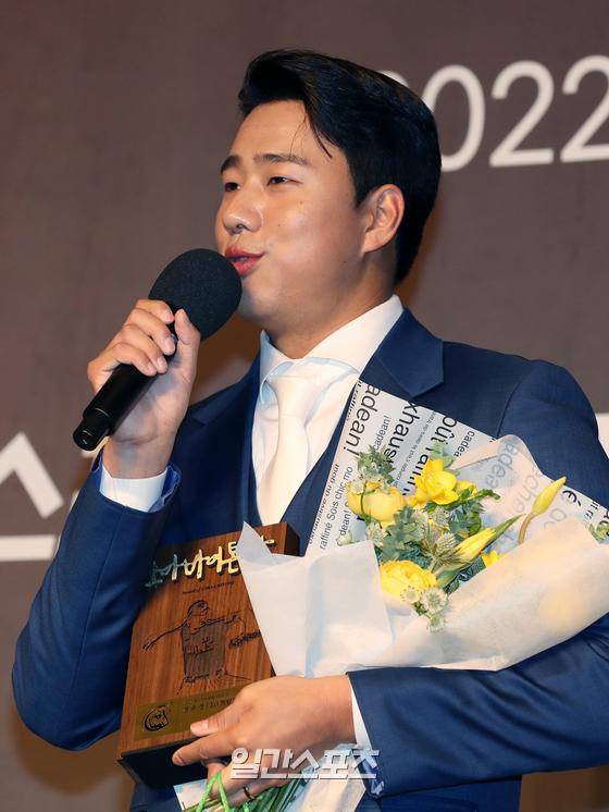 2022 조아제약 프로야구대상 시상식이 1일 오후 서울 서대문구 스위스 그랜드호텔 그랜드볼룸에서 열렸다. LG 트윈스 정우영이 '조바이톤상' 수상 후 소감을 말하고 있다. 서병수 기자