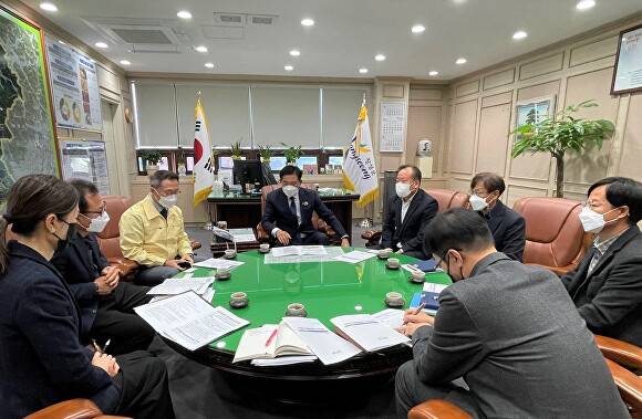 지난 23일 전라남도 장성군에서 이지원 국립원예특작과학원장을 비롯한 실무진이 장성군 관계자들과 센터 건립에 관한 주요 현안을 공유하고 있다. [사진=장성군]