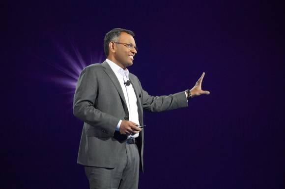 스와미 시바수브라마니안 AWS 데이터 및 머신러닝 부사장은 30일(현지시간) 미국 라스베이거스에서 열린 'AWS 리인벤트 2022' 세번째 기조연설을 진행하고 있다. [사진=AWS 코리아]