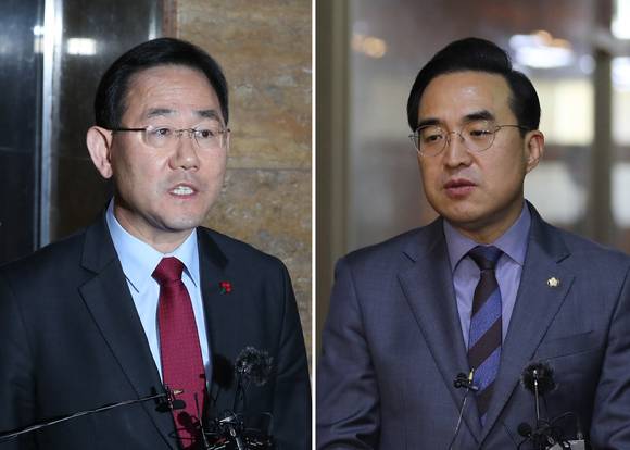 주호영(사진 왼쪽) 국민의힘 원내대표와 박홍근 더불어민주당 원내대표가 1일 오전 서울 여의도 국회의장실에서 여야 원내대표와의 회동을 마치고 나와 각각 회동 결과를 설명하고 있다. [사진=뉴시스]