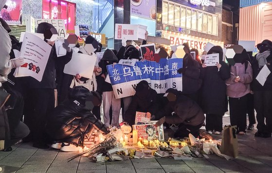 30일 오후 서울 마포구 홍대거리에서 200여명의 중국인들이 중국 정부의 ‘제로 코로나’ 정책에 반대하는 ‘백지(白紙) 시위’를 벌였다. 김남영 기자