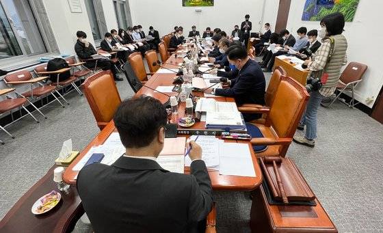 우원식 국회 예결위원회 위원장과 더불어민주당 의원들이 28일 오후 서울 여의도 국회에서 열린 예산결산특별위원회 예산안 등 조정 소위원회에서 심사를 하고 있다.   이날 국민의힘 의원들은 민주당 일방처리한 상임위예비심사의 재심사를 촉구하며 불참했다. 뉴스1