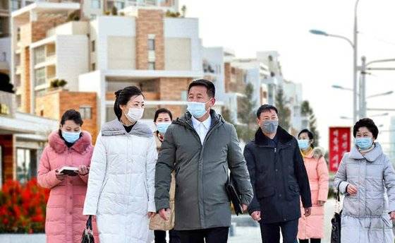 패딩 입은 북한 여성들. 노동신문=연합뉴스