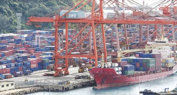 1일 부산항 신선대부두에서 수출을 위한 컨테이너 하역 작업이 이뤄지고 있다. 지난달 수출은 반도체 등의 부진으로 전년 동월 대비 14.0% 감소한 519억1400만달러로 집계됐다. 반면 수입은 589억2500만달러로 2.7% 늘면서 70억1000만달러의 무역적자를 기록했다.   연합뉴스