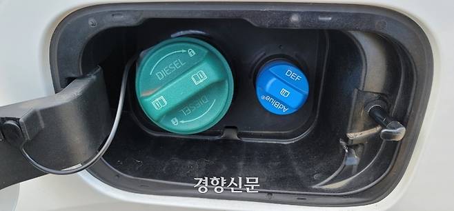 요소수가 필요한 차량의 주입구는 연료주입구와 요소수 주입구가 확연히 구분된다. 경향신문 자료사진