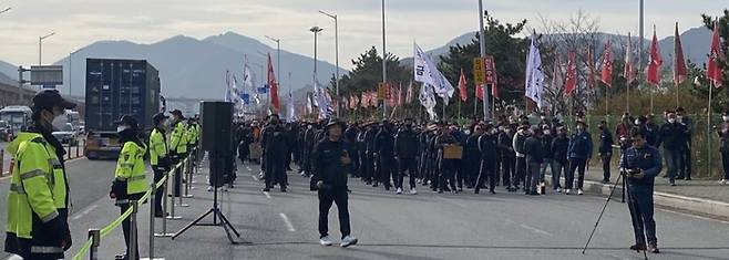 11월24일 부산신항 삼거리에서 화물연대 조합원들이 파업 출정식을 열고 있다.