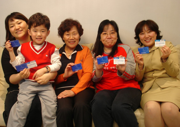 생전의 박은주(가운데) 권사가 2006년 서울 서초구 사랑의교회에서 세 명의 딸, 손자 박민서군과 함께 장기기증 희망등록을 한 뒤 기념촬영을 하고 있다. 사랑의장기기증본부 제공