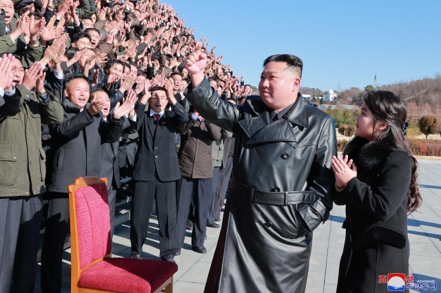 북한 김정은 국무위원장이 둘째 딸 김주애와 함께 지난 27일 ICBM 개발과 발사 공로자와 기념사진 촬영 행사에 등장했다. 조선중앙통신, 연합뉴스
