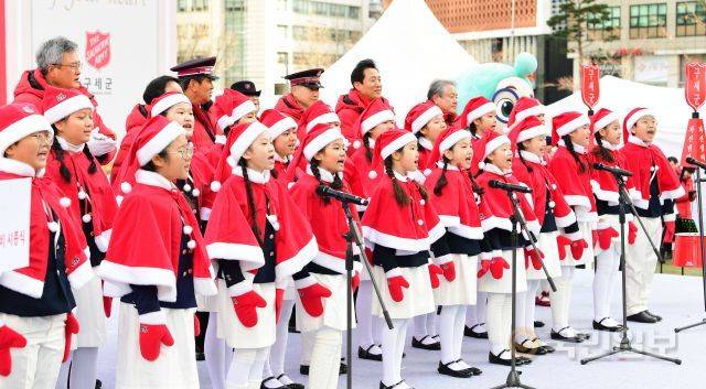 역사 어린이합창단이 1일 서울 중구 서울광장에서 열린 ‘2022 구세군 자선냄비 시종식’에서 합창하고 있다. 권현구 기자