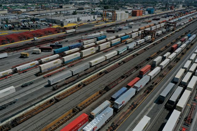 지난 9월 15일 미국 캘리포니아 로스앤젤레스에 위치한 철도회사 BNSF의 야적장에 항공기 컨테이너와 철도 차량이 멈춰있다. 로이터연합뉴스
