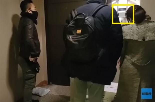 유튜브 채널 더탐사 취재진 5명이 지난 27일 오후 한동훈 법무부 장관이 주거하는 서울 강남구의 한 아파트를 방문해 초인종을 누르거나 도어락을 만지면서 취재를 시도하는 장면을 생중계 영상으로 올렸다. 이 과정에서 한 장관의 아파트 호수(노란색 강조표시)가 영상에 노출됐다. 경찰은 한 장관과 그 가족에 대한 신변보호 조치에 들어갔다. 유튜브 채널 더탐사 캡처